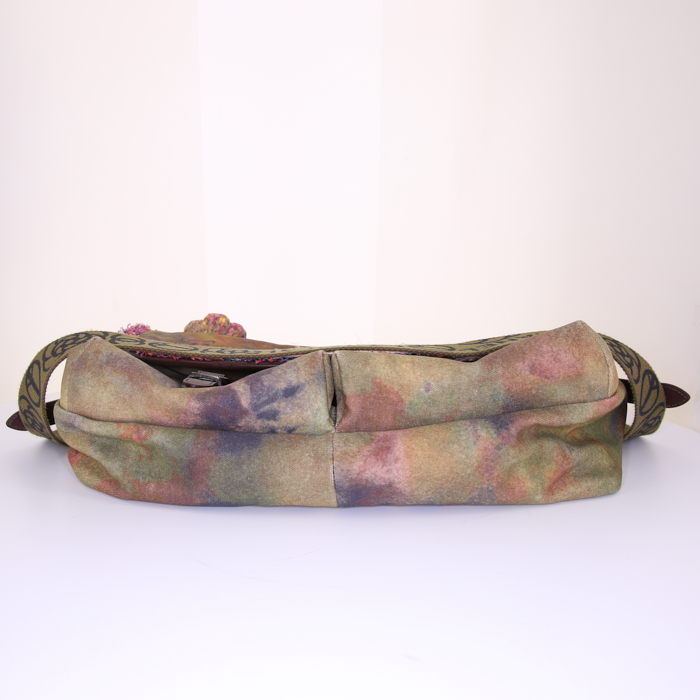 Sac bandoulière Chanel Messenger Graffiti grand modèle en toile vert-kaki rose et jaune et cuir marron - Detail D4