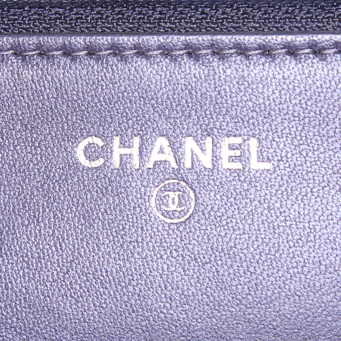 Bolso bandolera Chanel Wallet on Chain en piel de pitón dos tonos gris y blanca - Detail D3