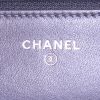 Bolso bandolera Chanel Wallet on Chain en piel de pitón dos tonos gris y blanca - Detail D3 thumbnail