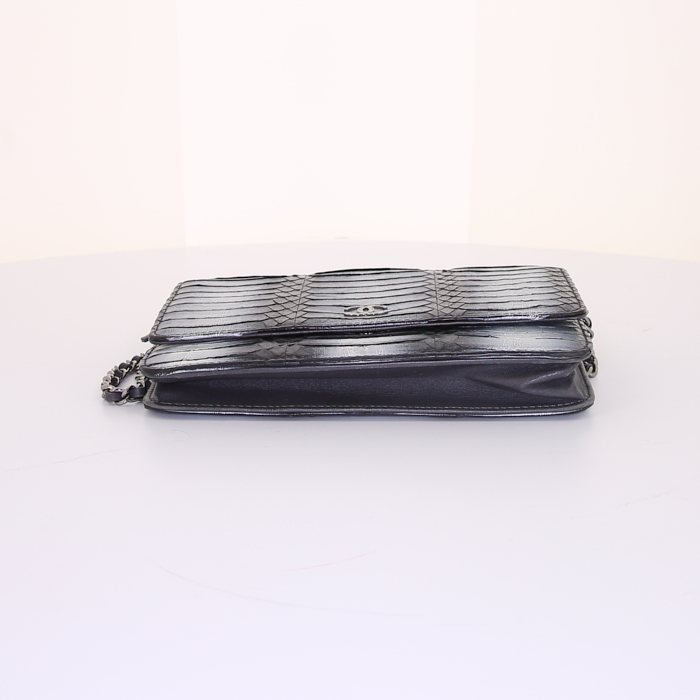 Sac bandoulière Chanel Wallet on Chain en python deux tons gris et blanc - Detail D4