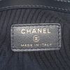 Pochette Chanel Editions Limitées en toile noire et dorée et cuir bleu-nuit - Detail D3 thumbnail