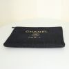 Bolsito de mano Chanel Editions Limitées en lona negra y dorada y cuero azul oscuro - Detail D4 thumbnail