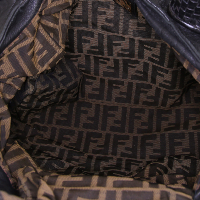 Fendi Spy handbag in black grained leather - Detail D2