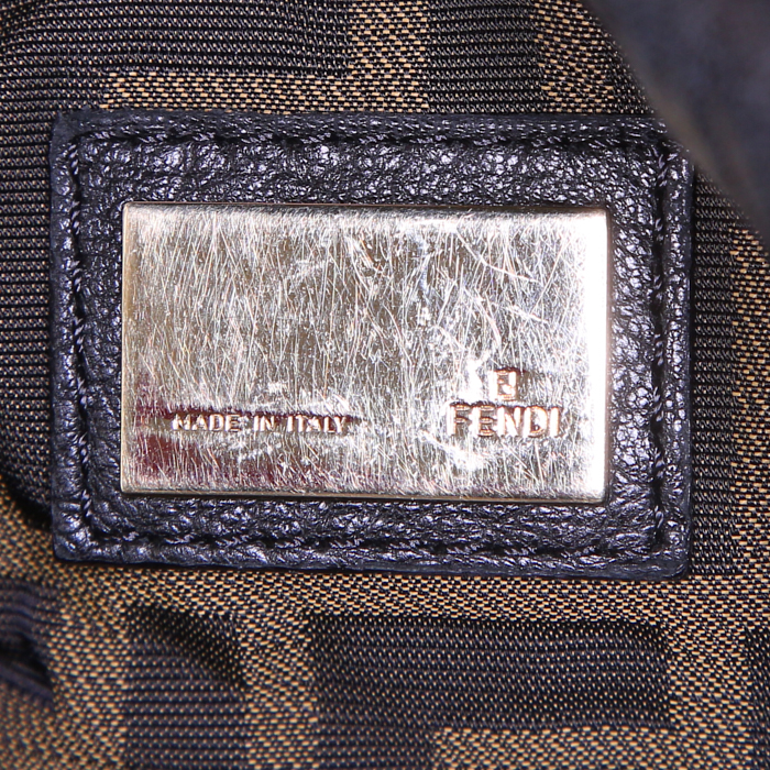 Fendi Spy handbag in black grained leather - Detail D3