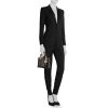 Bolso bandolera Dior Lady Dior modelo mediano en charol acolchado negro - Detail D1 thumbnail