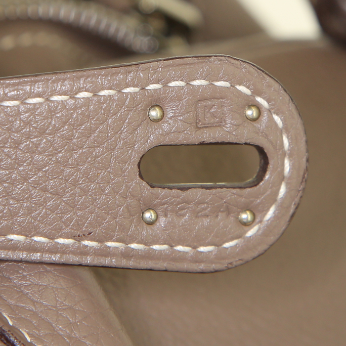 Hermes Lindy handbag in etoupe togo leather - Detail D5