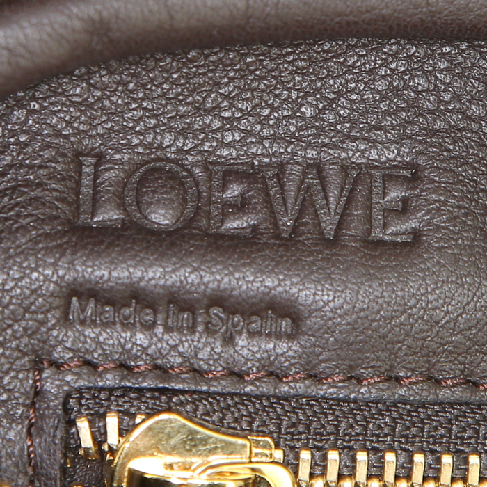 Sac à main Loewe Amazona en daim beige et cuir marron - Detail D4
