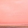Bolsito de mano Bottega Veneta en cuero trenzado rosa pálido - Detail D3 thumbnail