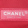 Bolso bandolera Chanel Gabrielle  en cuero acolchado azul marino y negro - Detail D4 thumbnail