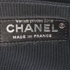 Sac bandoulière Chanel Timeless en cuir matelassé bleu et noir - Detail D4 thumbnail