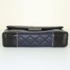 Bolso bandolera Chanel Timeless en cuero acolchado azul y negro - Detail D5 thumbnail