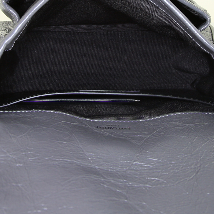 Bolso bandolera Saint Laurent Niki Baby en cuero gris - Detail D3