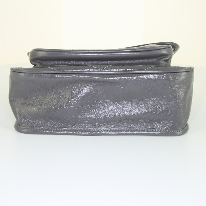 Bolso bandolera Saint Laurent Niki Baby en cuero gris - Detail D5