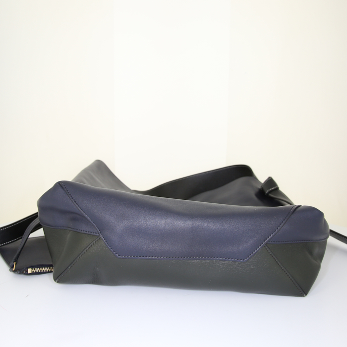 Sac cabas Celine Twisted Cabas en cuir lisse vert-kaki bleu-marine et noir - Detail D4
