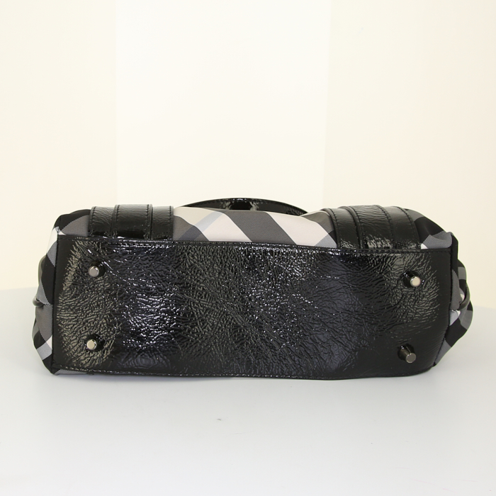 Burberry Victoria handbag in black, beige and white Haymarket canvas and black patent leather - Detail D4