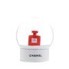 Boule à neige Chanel en résine blanche et rouge et plexiglas transparent - 00pp thumbnail