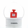 Palla di neve Chanel in resina bianca e rossa e plexiglas trasparente - 360 thumbnail