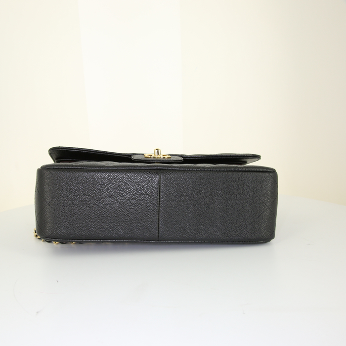 Sac à main Chanel Timeless jumbo en cuir grainé matelassé noir - Detail D5