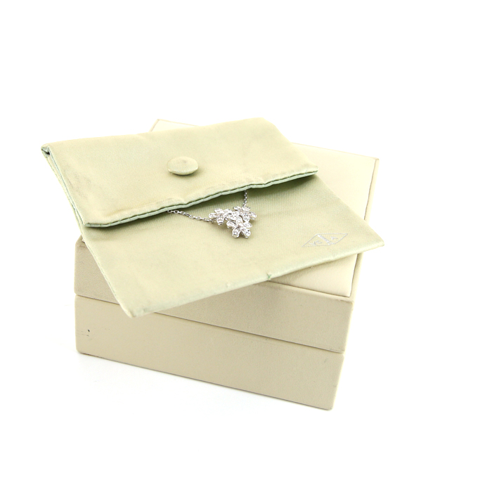 Collier Van Cleef & Arpels Socrate en or blanc et diamants - Detail D2