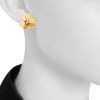 Van Cleef & Arpels Frivole large model earrings in yellow gold and diamonds - Detail D1 thumbnail