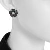 Paire de boucles d'oreilles Vintage en or blanc,  nacre grise et diamants - Detail D1 thumbnail