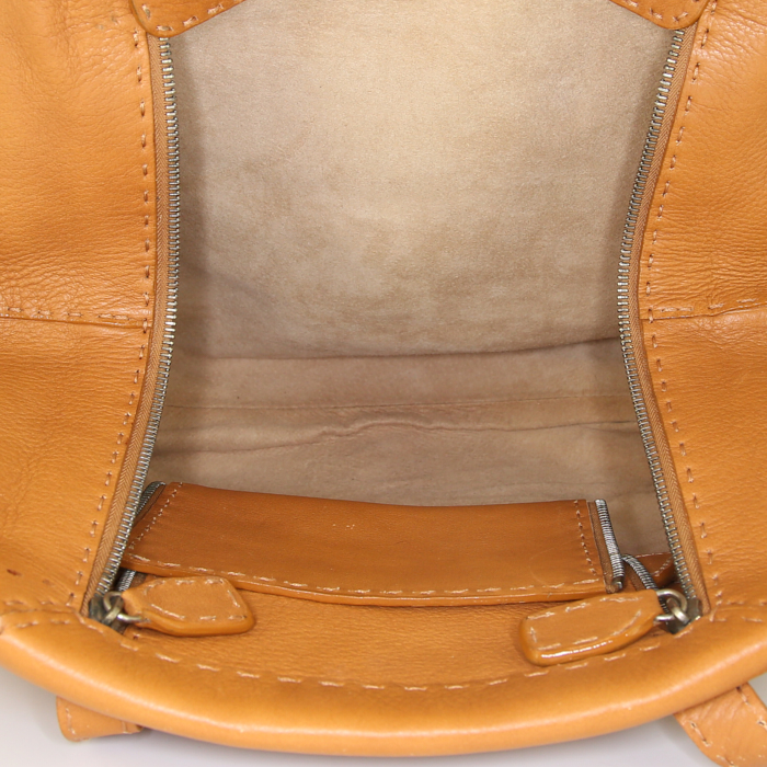 Bolso para llevar al hombro o en la mano Fendi Selleria en cuero granulado marrón - Detail D2