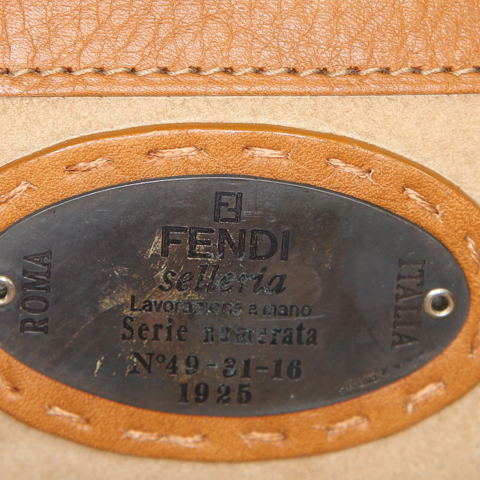 Fendi Selleria bag worn on the shoulder or carried in the hand in brown grained leather - Detail D3