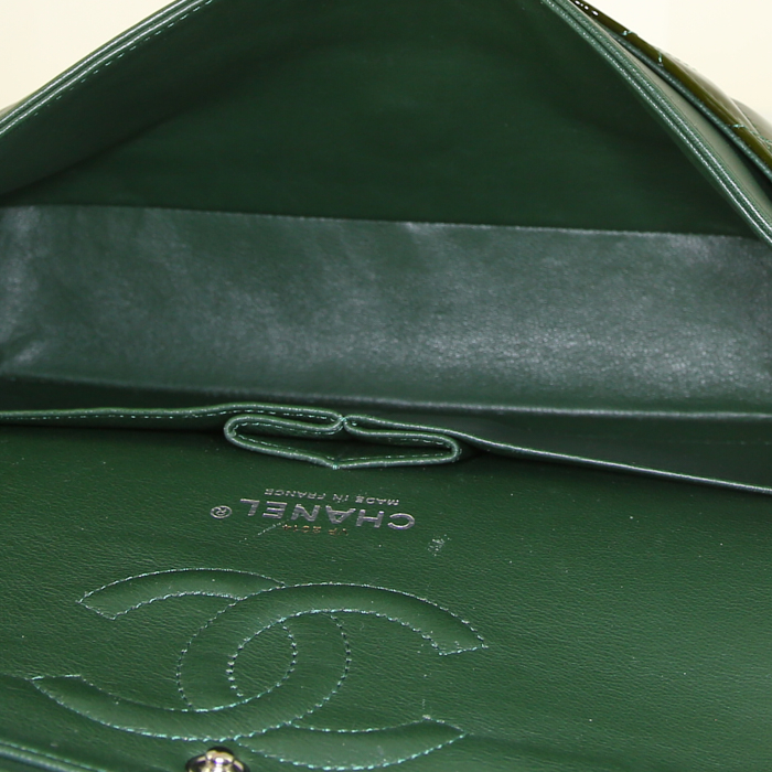 Bolso de mano Chanel Timeless Classic en charol acolchado caqui - Detail D3