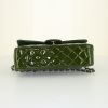 Sac à main Chanel Timeless Classic en cuir verni matelassé vert-kaki - Detail D5 thumbnail
