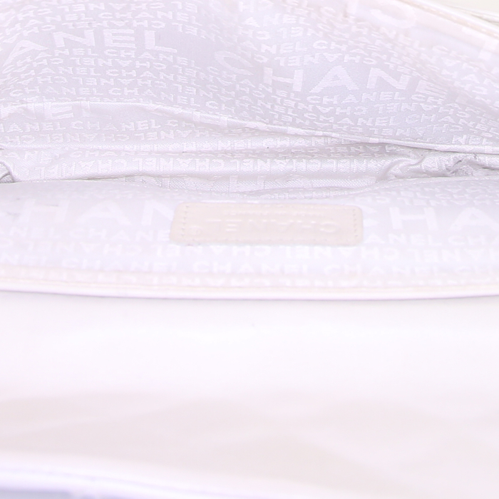 Sac bandoulière Chanel en cuir blanc-cassé - Detail D2