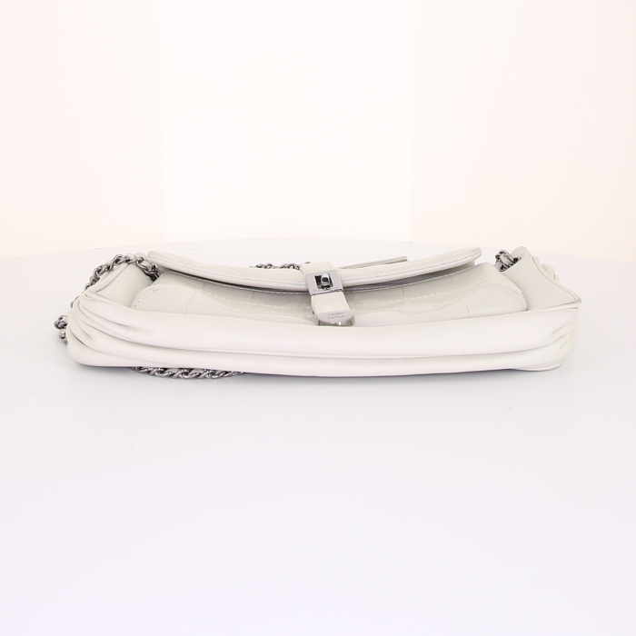 Sac bandoulière Chanel en cuir blanc-cassé - Detail D4