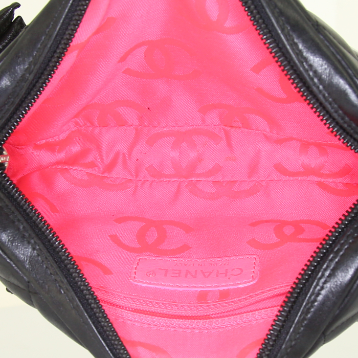 Sac porté épaule ou main Chanel Cambon en cuir matelassé noir et blanc - Detail D2