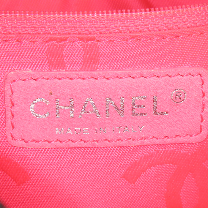 Bolso para llevar al hombro o en la mano Chanel Cambon en cuero acolchado negro y blanco - Detail D3