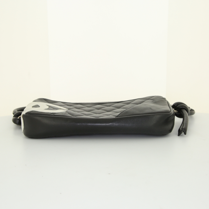Sac porté épaule ou main Chanel Cambon en cuir matelassé noir et blanc - Detail D4