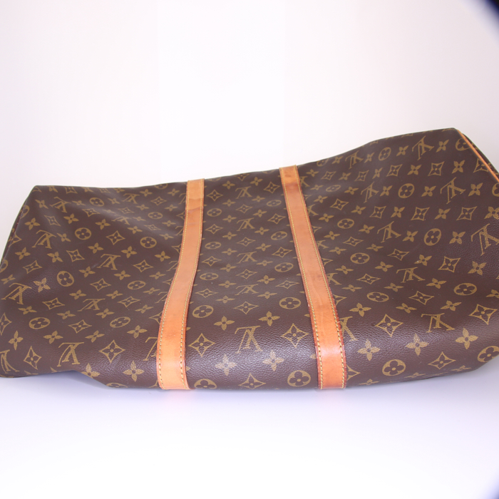 Sac de voyage Louis Vuitton Keepall 55 cm en toile monogram marron et cuir naturel - Detail D4
