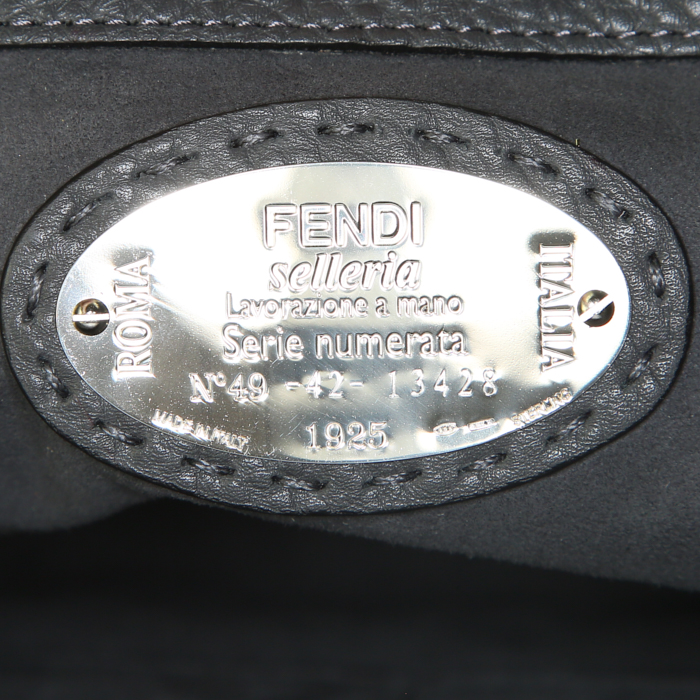 Sac cabas Fendi Selleria Anna en cuir grainé gris - Detail D4