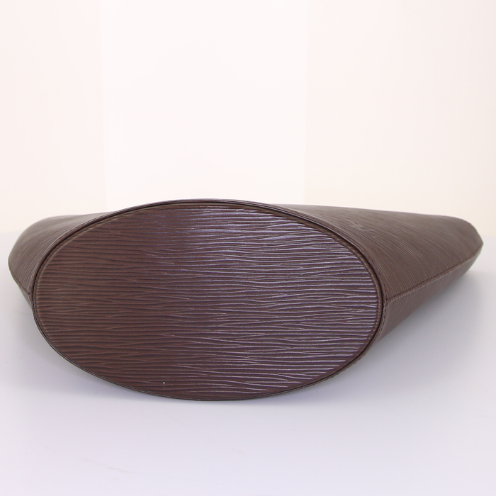 Sac à main Louis Vuitton Noctambule en cuir épi marron - Detail D4