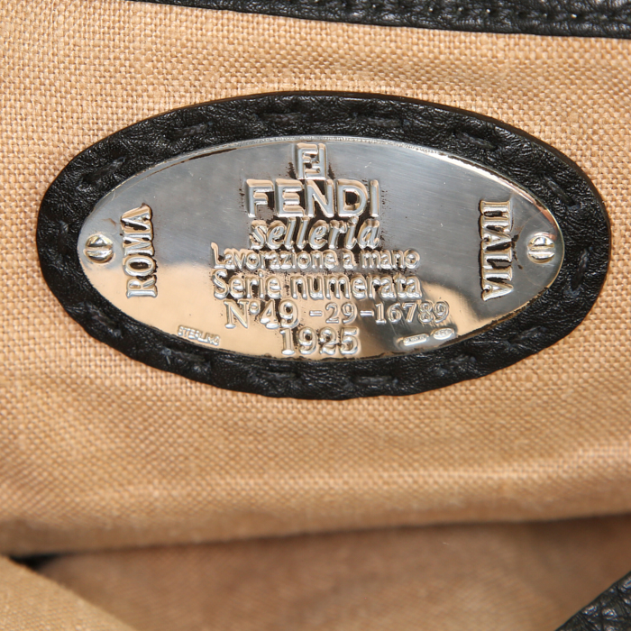 Fendi Linda large model handbag in black grained leather - Detail D3