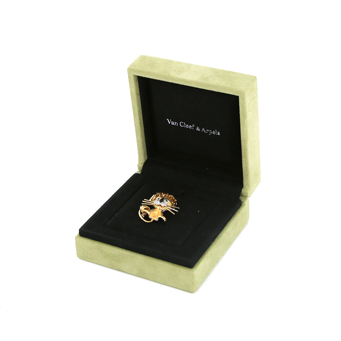 Van Cleef
Arpels Lion Ebouriffé small model brooch-pendant in yellow gold, emerald and onyx - Detail D2