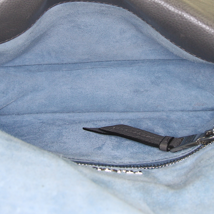 Bolso bandolera Prada Etiquette en cuero gris - Detail D3