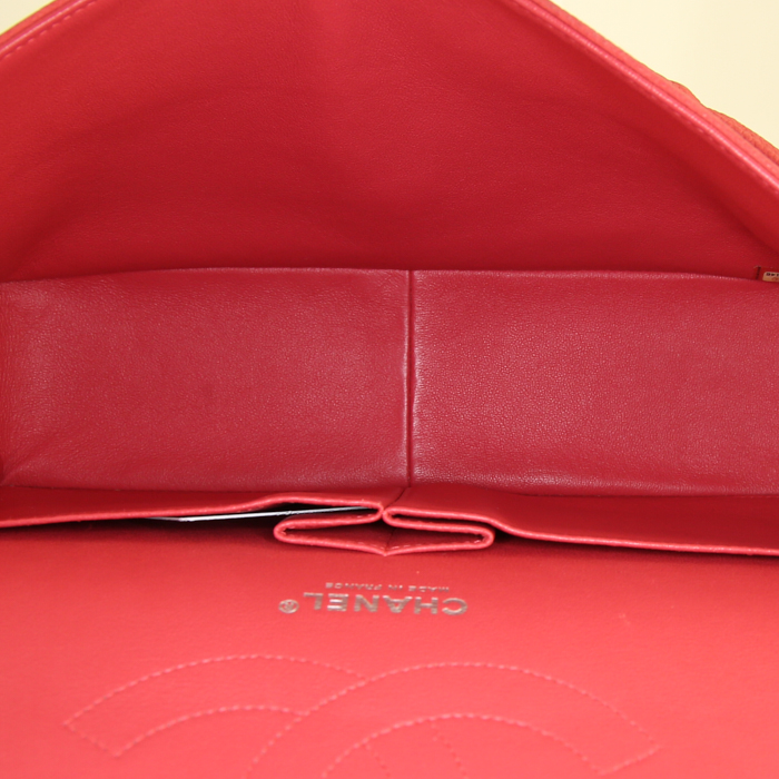 Sac à main Chanel Timeless jumbo en cuir grainé matelassé corail - Detail D3