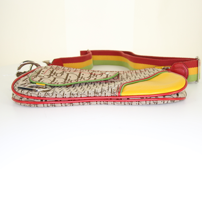 Sac bandoulière Dior Saddle Rasta en toile monogram Oblique beige , jaune et verte et cuir rouge - Detail D4