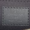 Bolsito de mano Louis Vuitton Discovery en piel en damero grabada negro - Detail D3 thumbnail