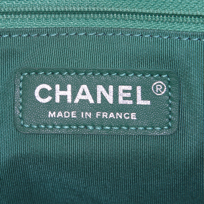 Chanel Boy large model shoulder bag in green quilted leather - Detail D4