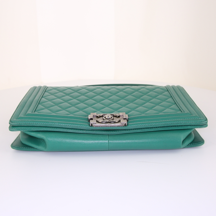 Sac bandoulière Chanel Boy grand modèle en cuir matelassé vert - Detail D5