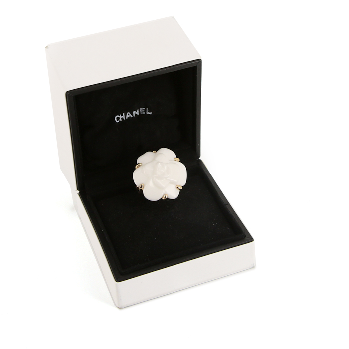 Bague Chanel Camelia grand modèle en céramique blanche et or jaune - Detail D2