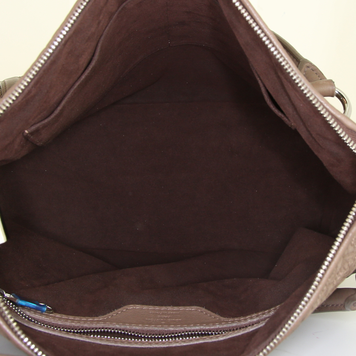 Sac à main Louis Vuitton Ixia en cuir Mahina marron - Detail D3