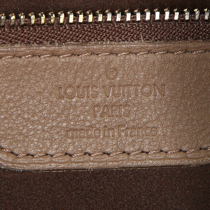 Sac à main Louis Vuitton Ixia en cuir Mahina marron - Detail D4