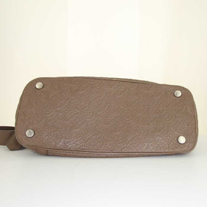 Sac à main Louis Vuitton Ixia en cuir Mahina marron - Detail D5