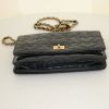 Sac bandoulière Chanel Wallet on Chain en cuir verni matelassé bleu - Detail D4 thumbnail